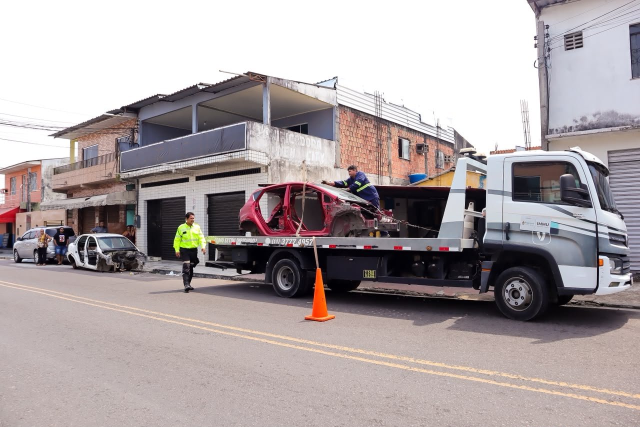 Operação Sucata remove veículos abandonados e libera espaços públicos em Manaus