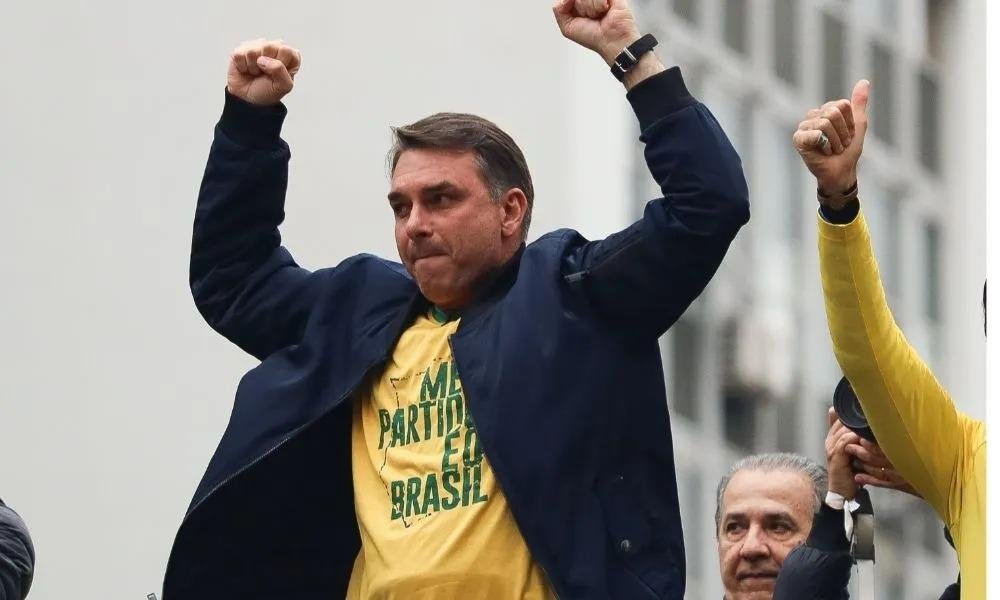 Apoiadores de Flávio Bolsonaro participam de carreata hoje na Av. das Torres