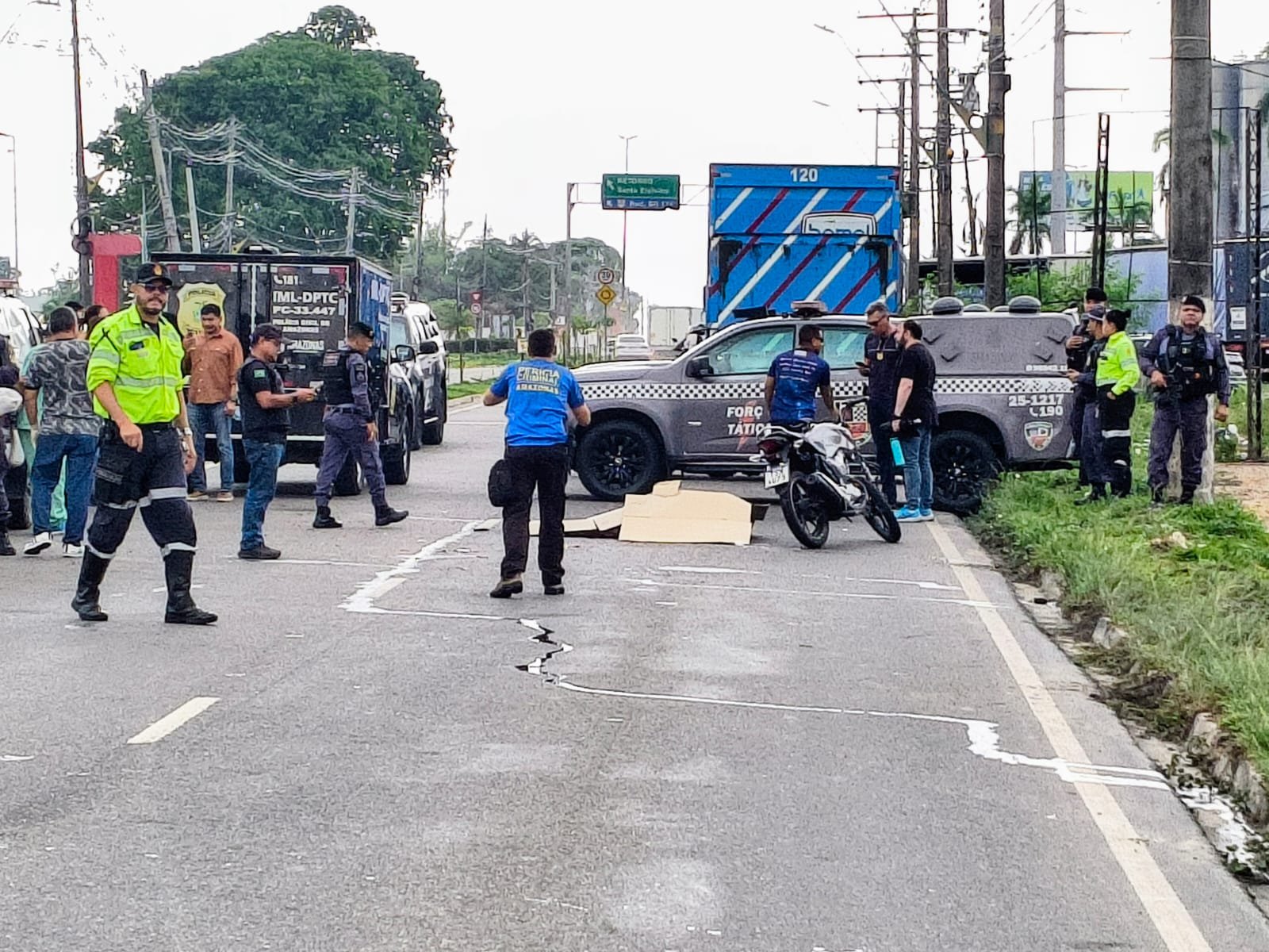 Motociclista morto na Torquato Tapajós teria sido atingido por carro antes de cair sob caminhão