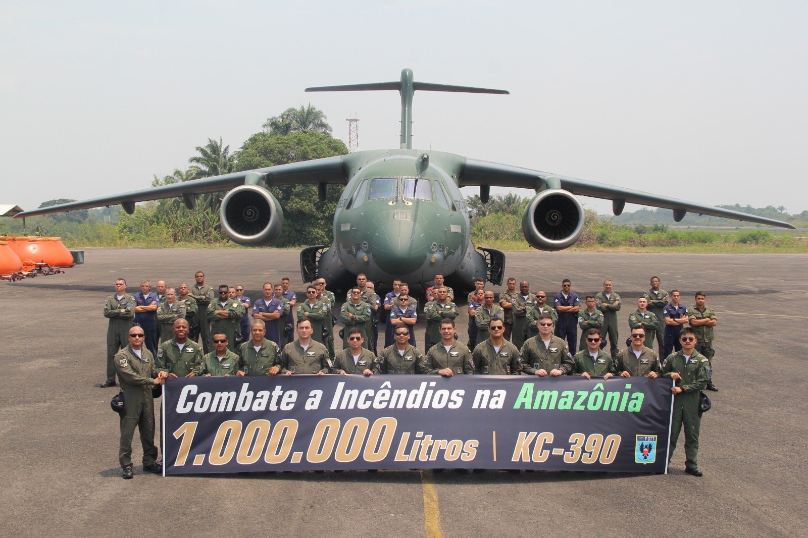 Com tecnologia inédita, KC-390 lança 1 milhão de litros de água no combate a incêndios na Amazônia