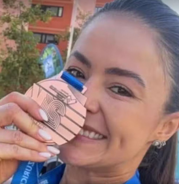 Médica brasileira de 29 anos morre na Espanha um dia após disputar meia maratona