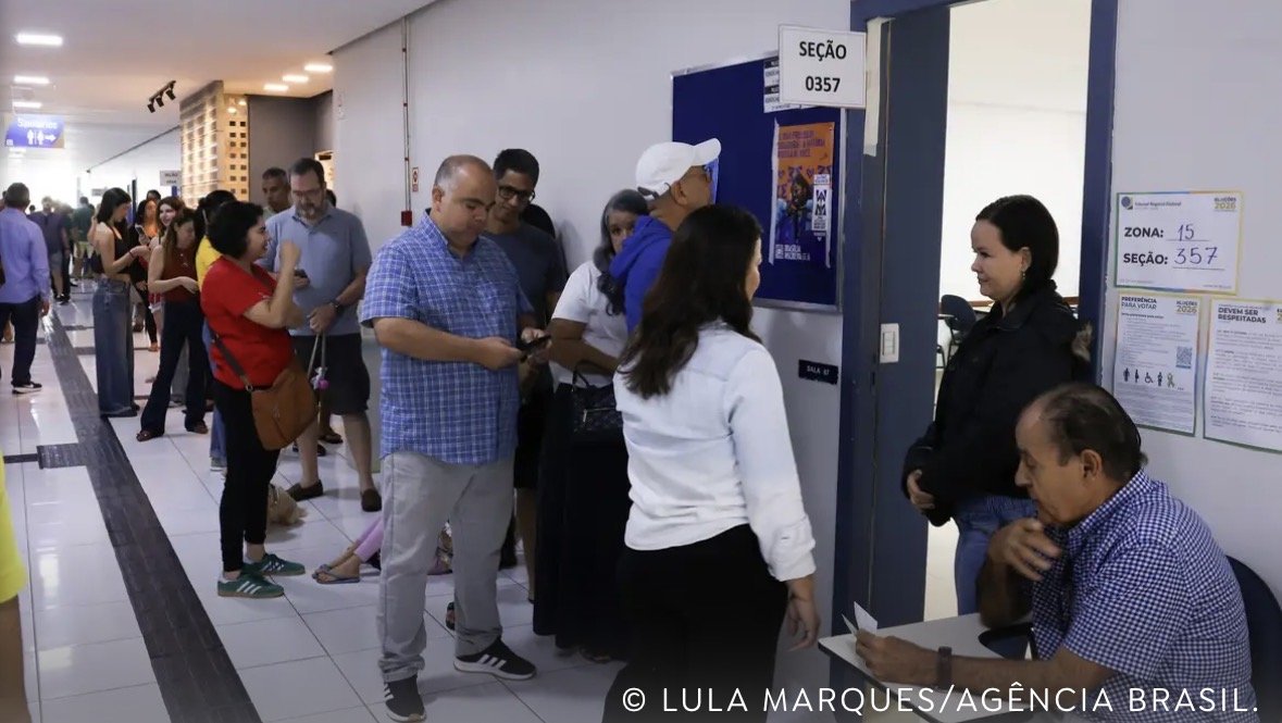 TSE reforça proibição de celular na urna e prevê uso de força policial para infratores