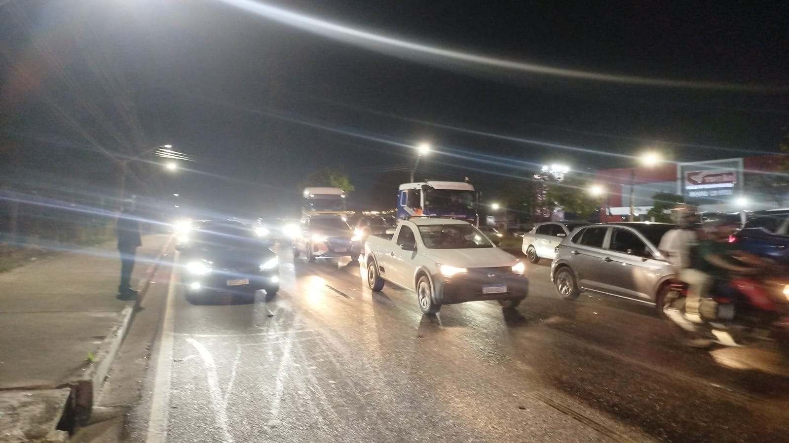 Derramamento de óleo na avenida das Torres exige atenção redobrada de motoristas nesta quarta
