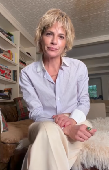 Selma Blair pede desculpas após morder comissário de bordo durante voo