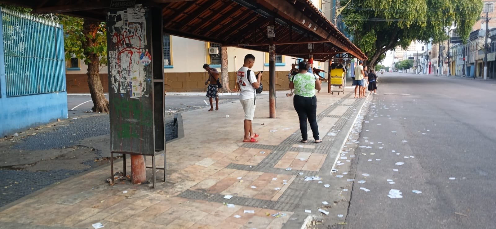 Manhã de eleição em Manaus é marcada por acúmulo de "santinhos" espalhados pelas ruas