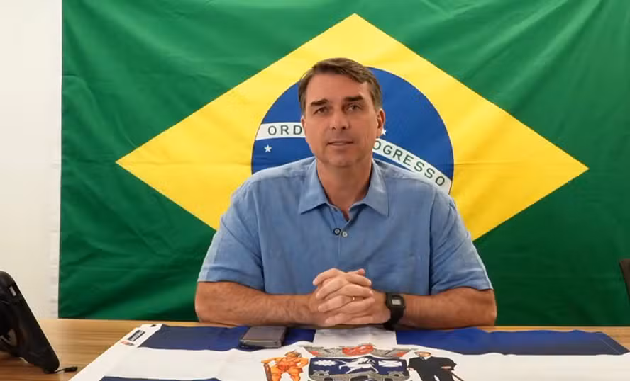 Flávio Bolsonaro entra nos EUA com passaporte diplomático cancelado pela PF