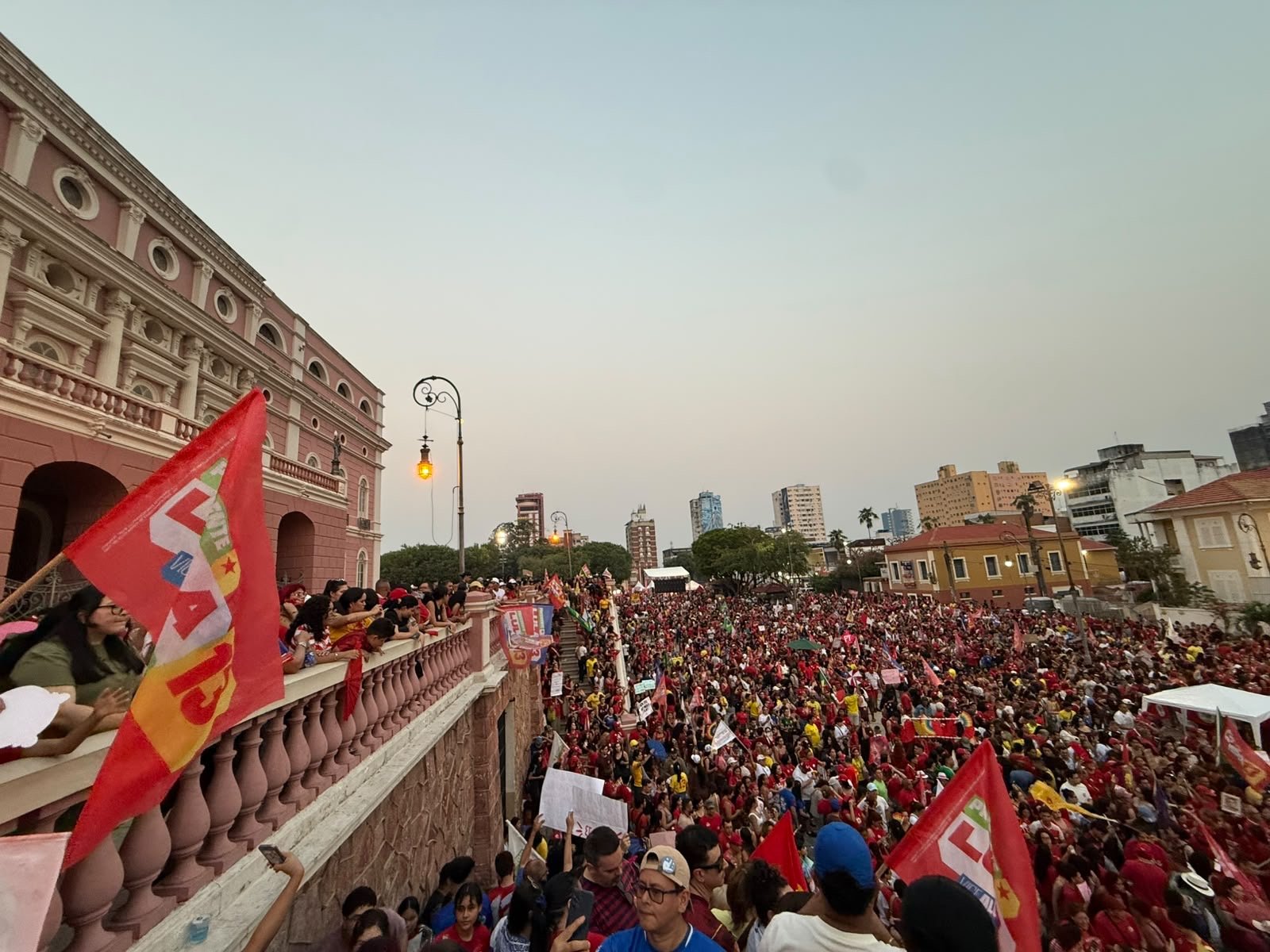 Milhares de apoiadores de Lula se reúnem no Largo de São Sebastião durante o aniversário de Manaus