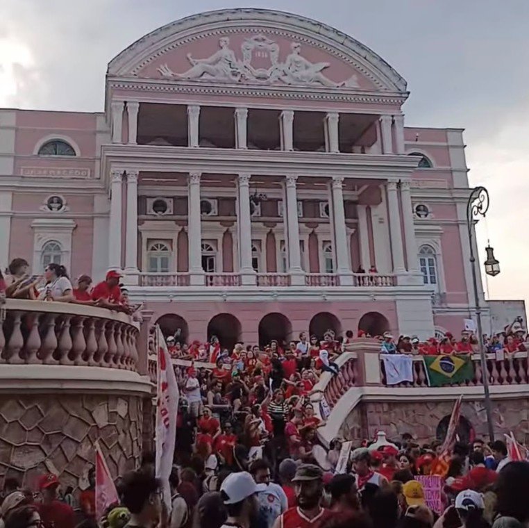 Centenas de apoiadores de Lula se reúnem no Largo de São Sebastião