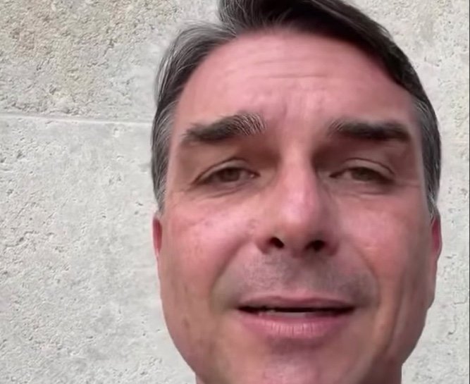 Flávio Bolsonaro é intimado a entregar passaporte por ordem de Moraes