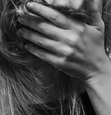 Marido é preso após dar socos e cortar cabelo da companheira em Urucará