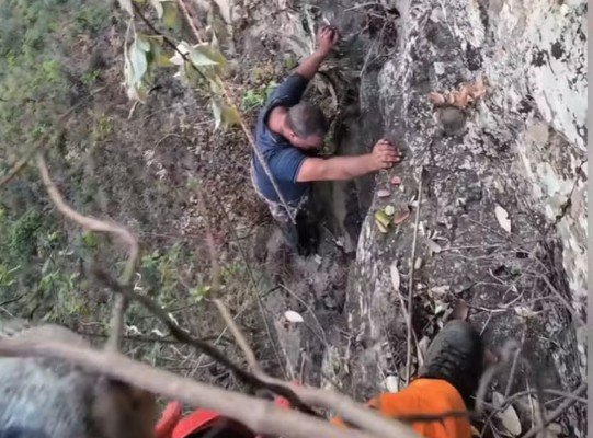 Tentativa de selfie termina com turista preso por 11 horas em penhasco no Tocantins