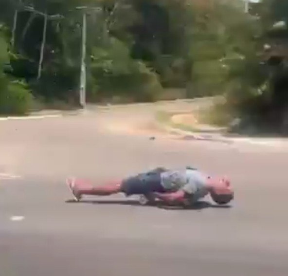 Vídeo: Homem se arrisca deitado sobre skate em alta velocidade na Avenida do Turismo