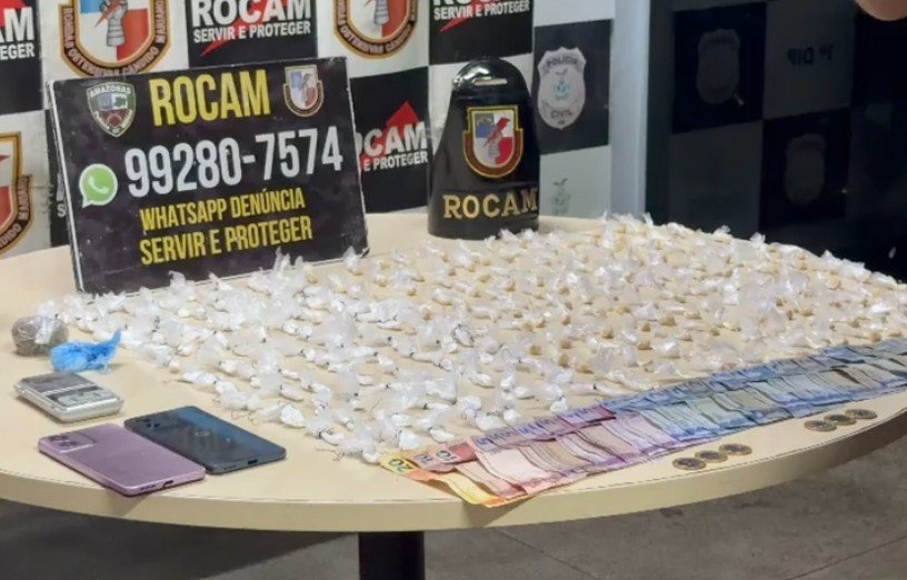 “Loirinho” é preso ao ser flagrado com bolsa repleta de drogas no Centro de Manaus