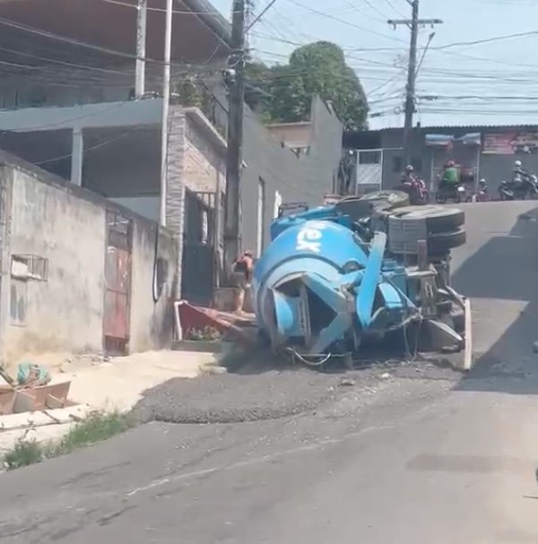 Ladeira íngreme provoca tombamento de caminhão betoneira em Manaus