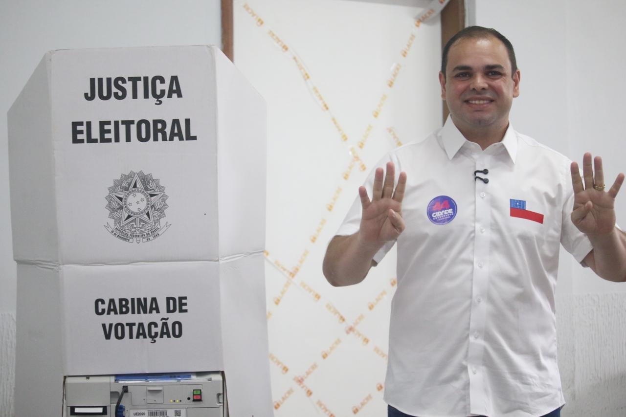 Roberto Cidade vota na Universidade Nilton Lins e diz estar confiante na vitória