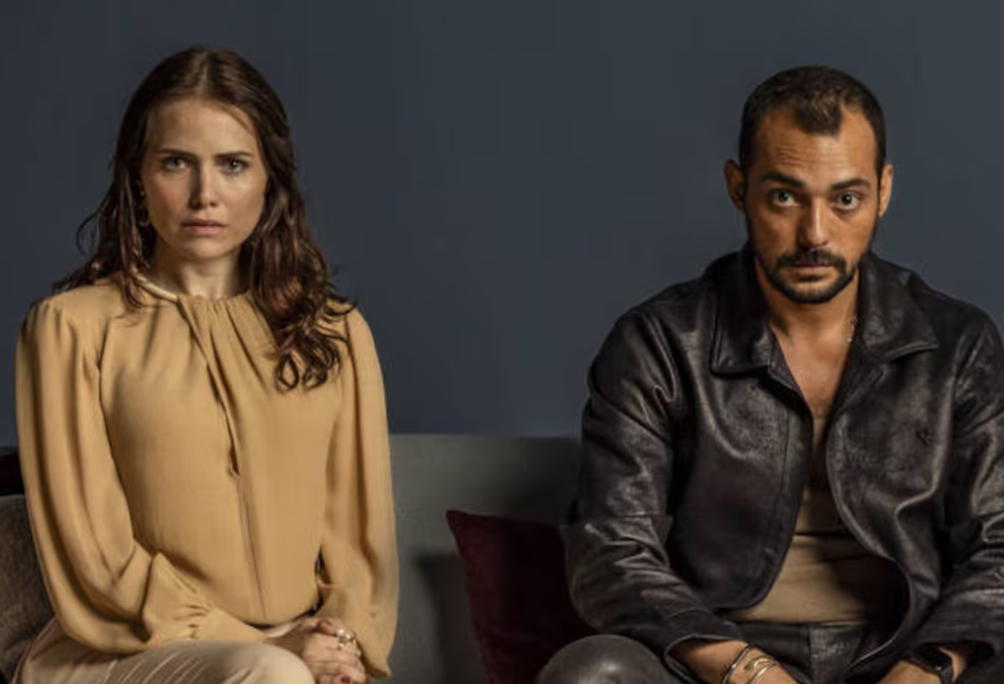 Letícia Colin diz que beijar Eduardo Sterblitch em 'Os Outros' foi 'péssimo'; saiba motivo