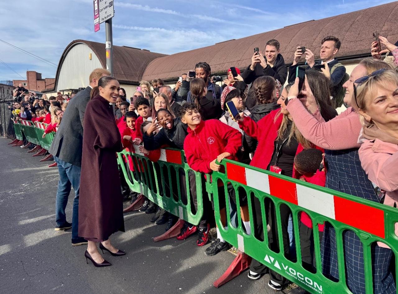 Príncipe Harry e Meghan fazem primeira aparição pública após voltarem ao Reino Unido