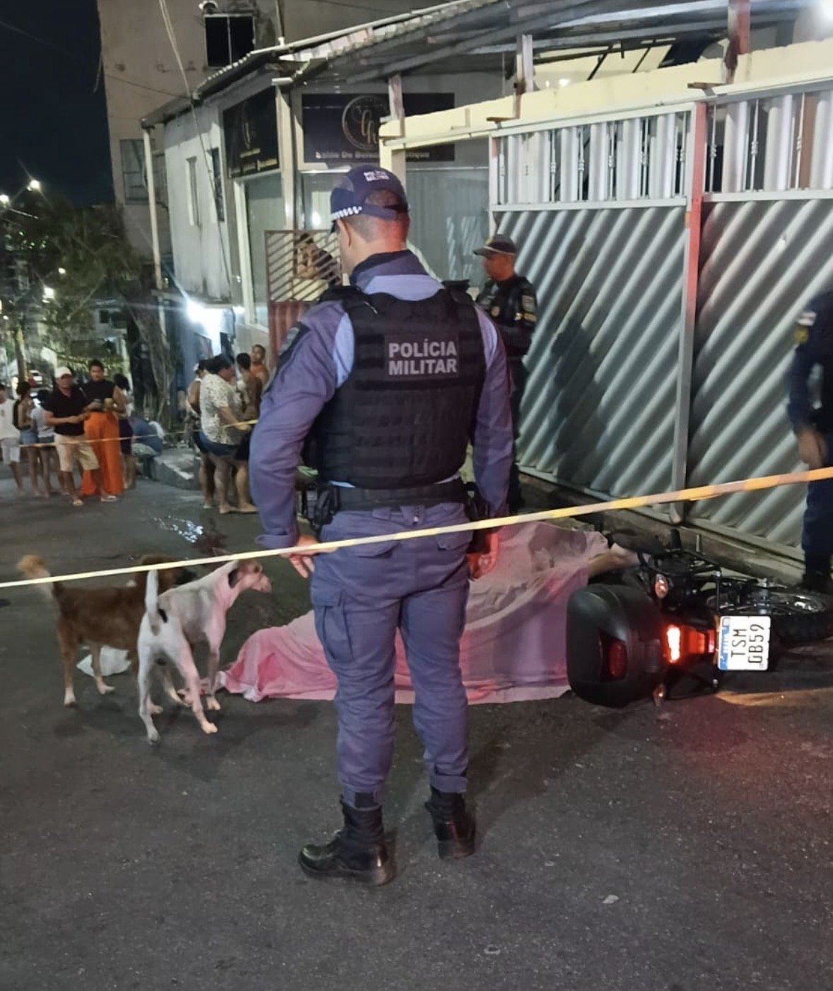 Homem é baleado e morre preso à própria moto em Manaus