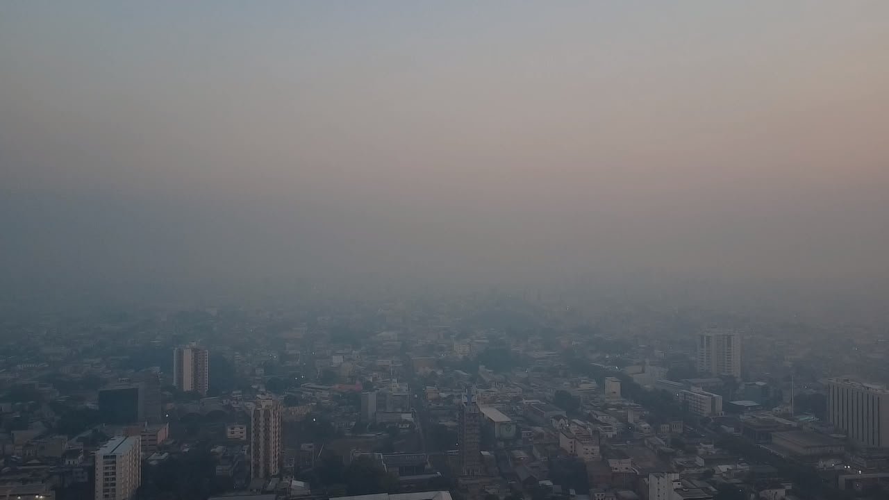 Manaus amanhece sufocada pela fumaça e recebe alerta severo sobre qualidade do ar