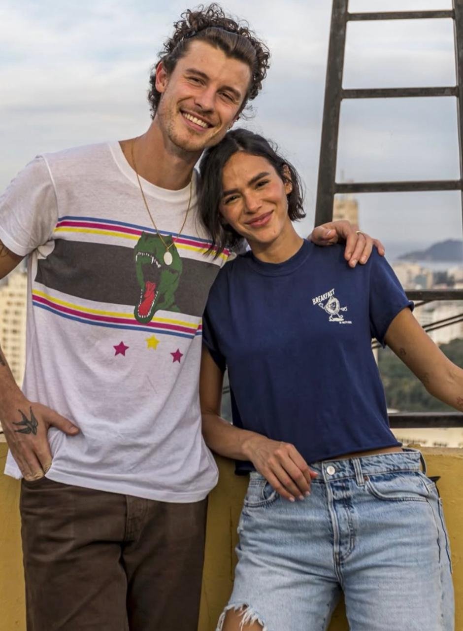 Shawn Mendes dá beijão em Bruna Marquezine em novo álbum de fotos