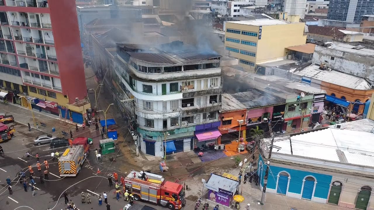 Incêndio que atingiu dois prédios no Centro de Manaus está confinado, mas bombeiros continuam no local
