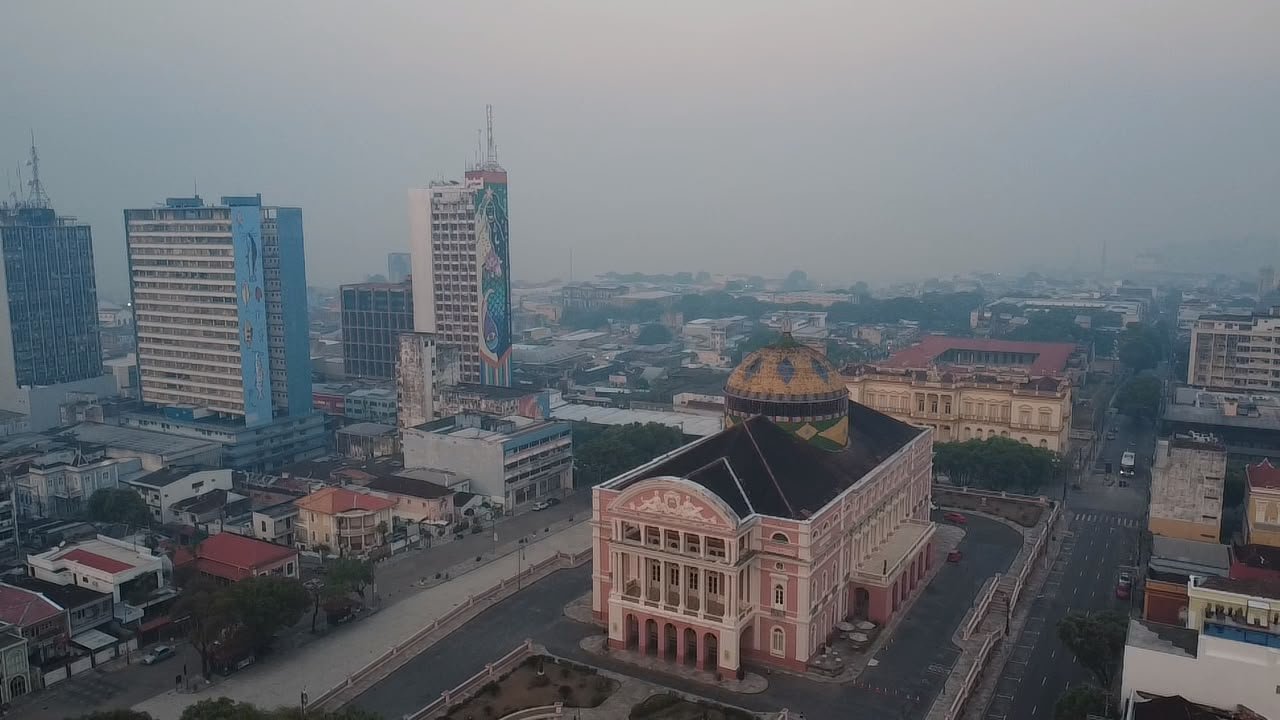 Manaus: fumaça tóxica obriga uso de máscaras, paralisa aulas e eleva alerta no Amazonas