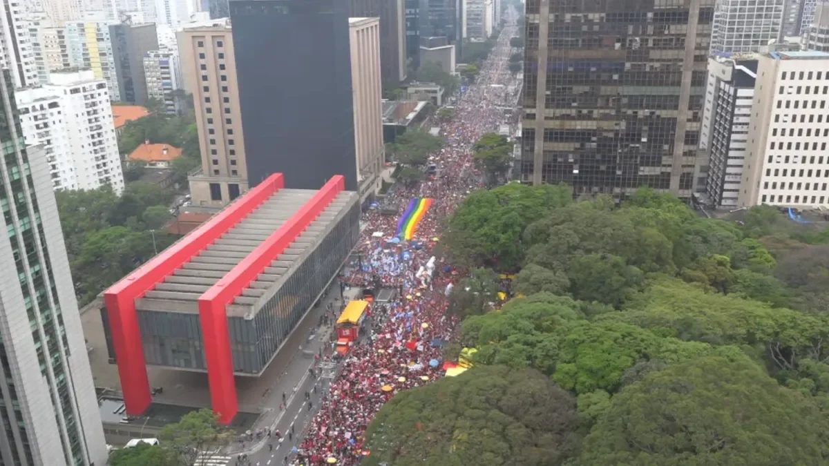 Ato pró-Lula na Paulista destaca fim da escala 6x1 e defesa da democracia