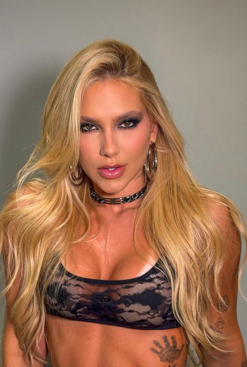 Solteira, Virginia Fonseca dá zoom no bumbum de fio-dental