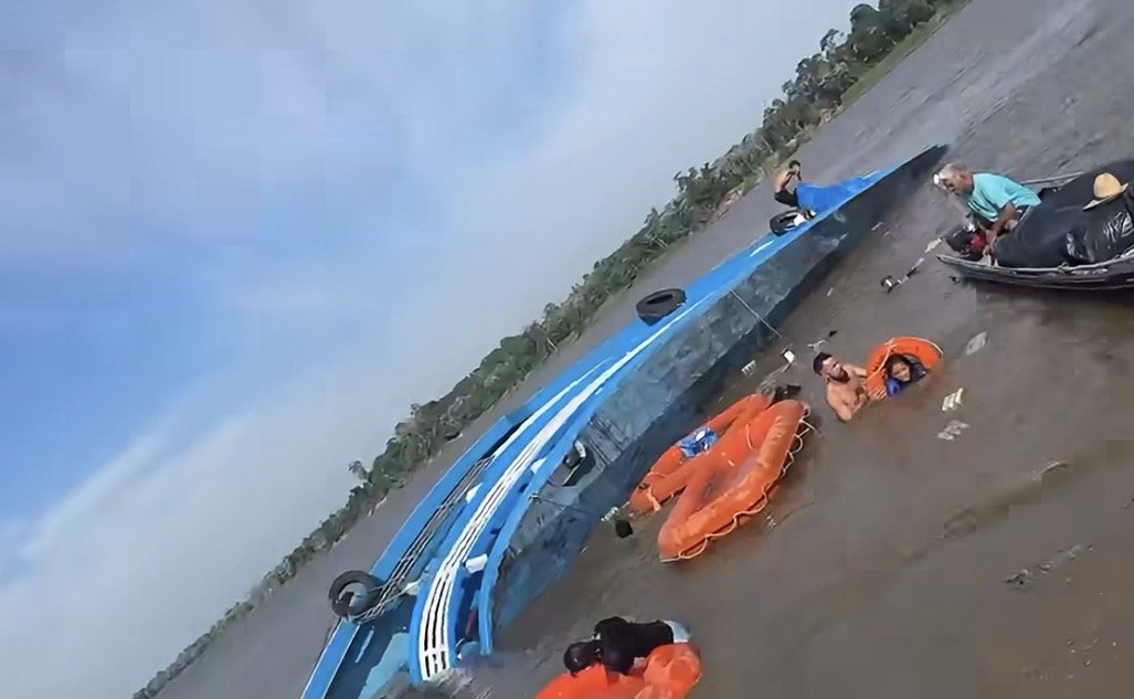 Embarcação naufraga no Amazonas após colidir com tronco à deriva