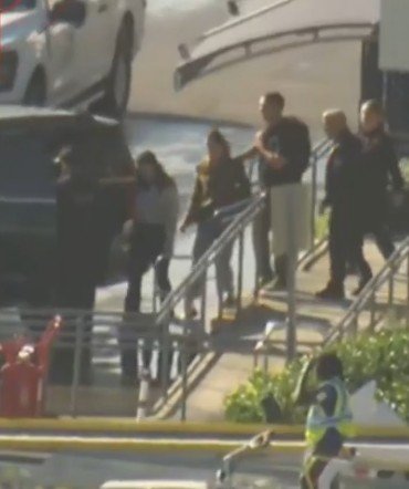 Flávio Bolsonaro desembarca em Miami com a esposa e as duas filhas