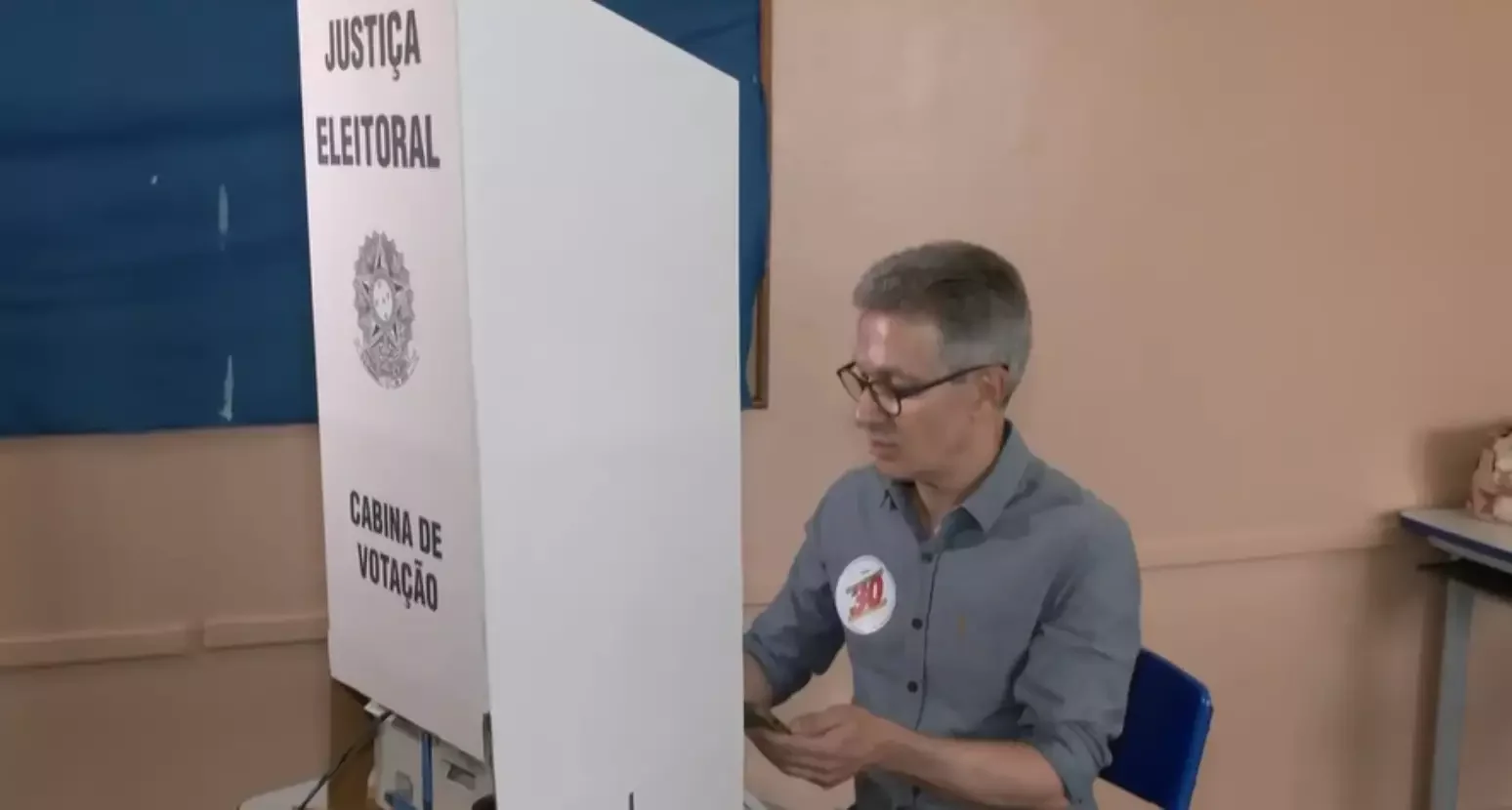 Justiça cobra explicações de Zema e mesários sobre celulares na cabine de votação