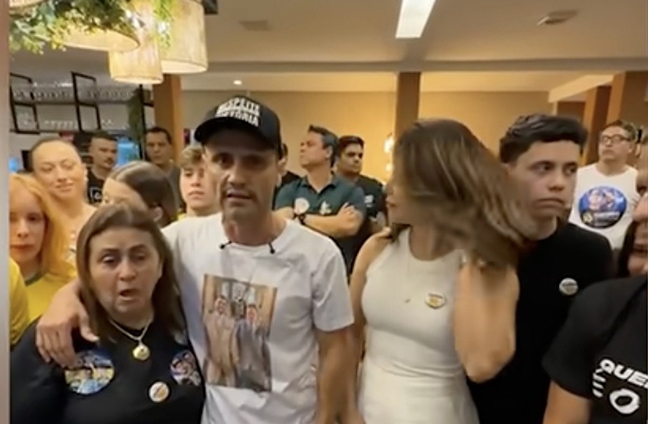 Cleitinho é eleito governador de Minas, homenageia familiares falecidos e canta música gospel