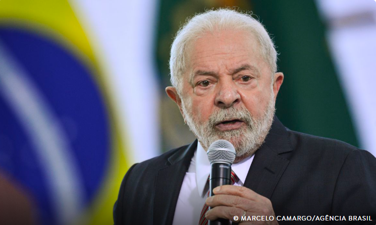 Lula diz que Flávio Bolsonaro “fugiu” do Brasil e deve ter “culpa na consciência”