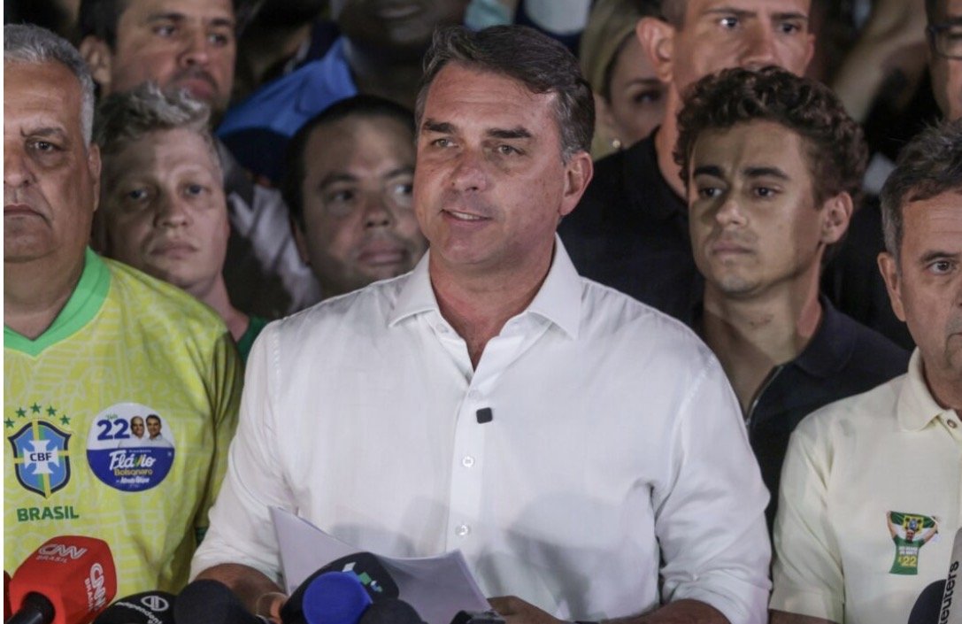 Polícia Federal investiga se Flávio Bolsonaro deixou o Brasil