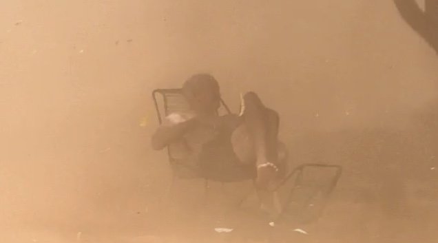 Idoso de 80 anos viraliza ao manter a calma sentado sob redemoinho de areia; vídeo