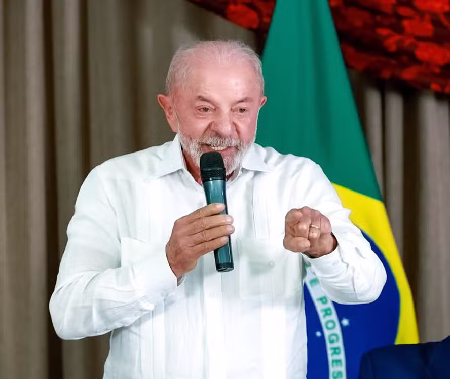 Lula volta a atacar Flávio e manda recado: “Defendam o Brasil da família Bolsonaro”