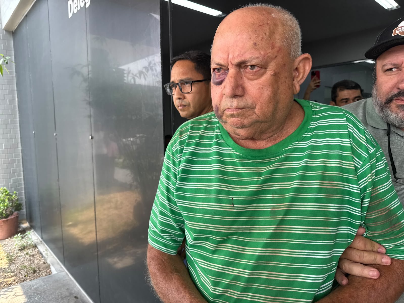 Idoso diz que sofria ofensas há anos antes de atirar na cabeça de vizinho: 'Me chamava de veado'