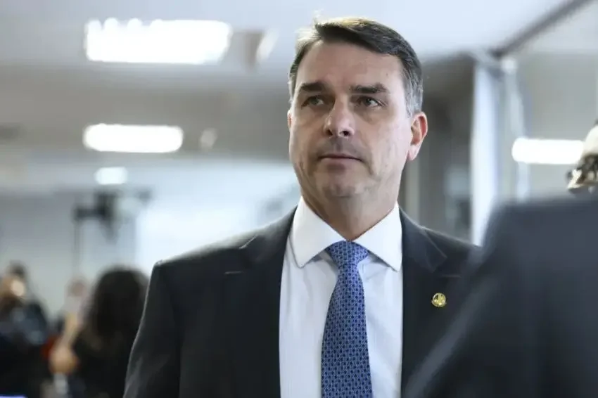 PF investiga suspeita de lavagem de dinheiro e faz buscas em imóvel de Flávio