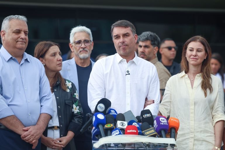 Flávio Bolsonaro participa de missa após polêmica envolvendo Nossa Senhora Aparecida