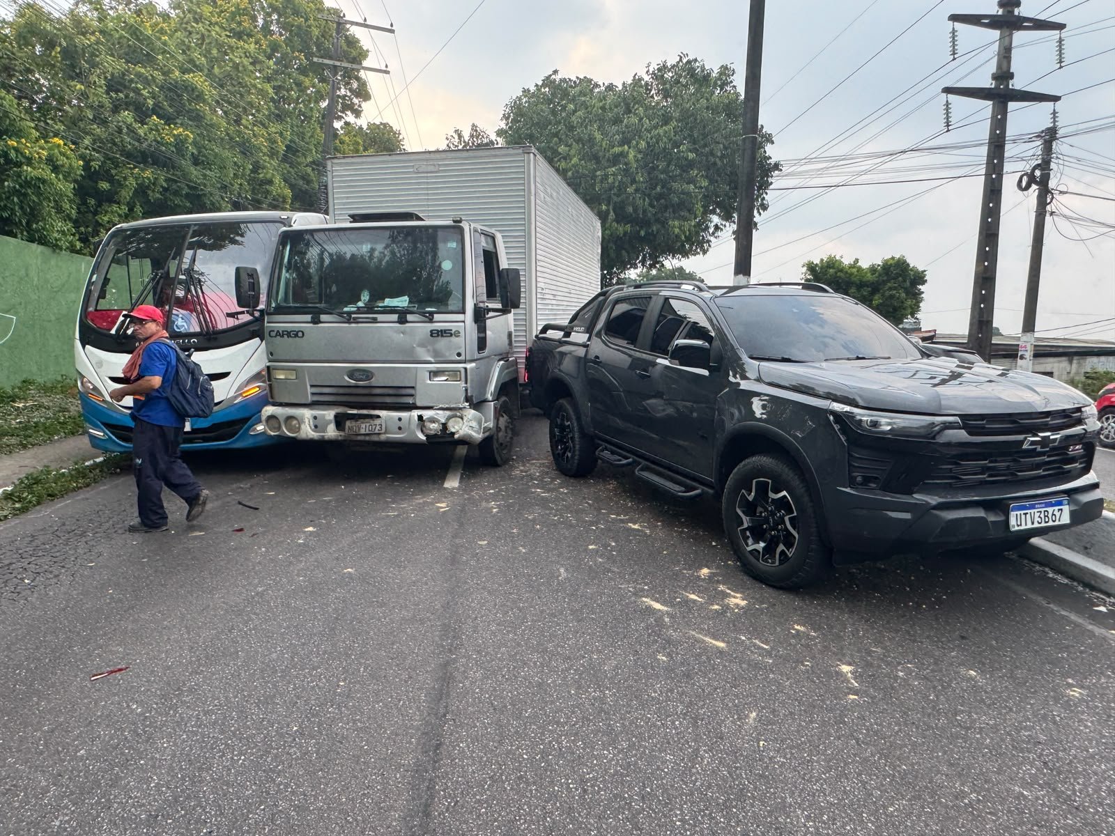Três veículos se envolvem em acidente e travam trânsito na av. Rodrigo Otávio