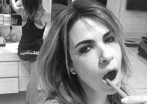De calcinha, Luciana Gimenez publicar foto exagerada