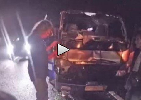 Mulher é atingida em cheio por outro carro enquanto rebocava o seu 