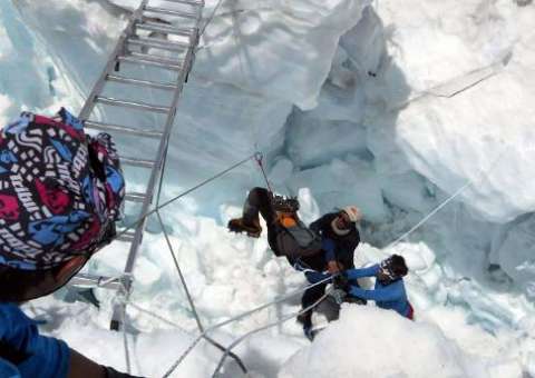 Quatro guias permanecem desaparecidos após avalanche no Everest