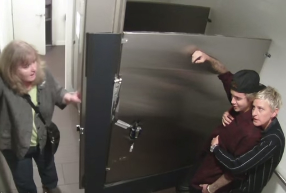 Justin Bieber e Ellen DeGeneres se escondem no banheiro e aparecem de surpresa para pessoas