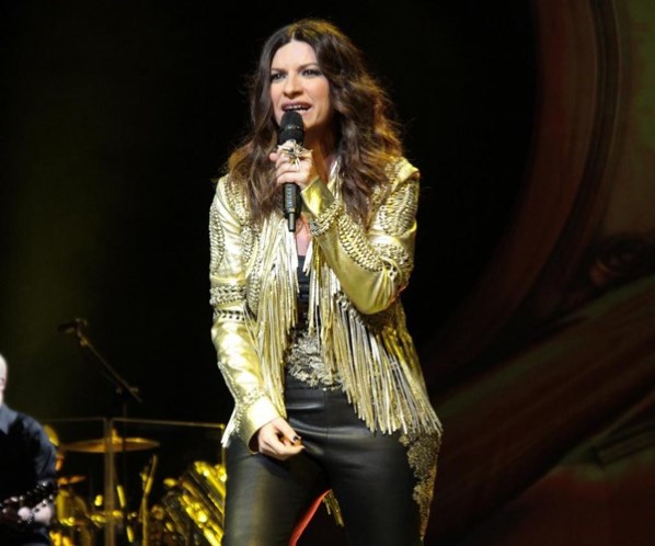 Laura Pausini se descuida e mostra partes íntimas em show