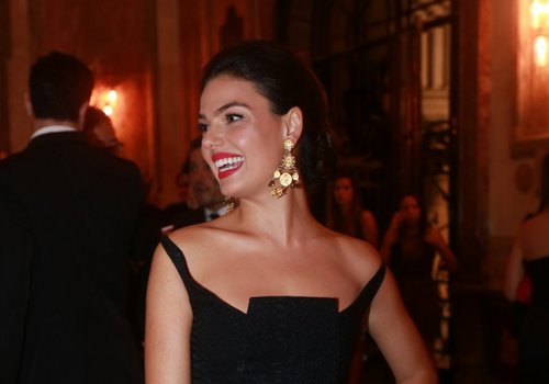 Ísis Valverde chama atenção em premiação com brincos de R$ 46 mil