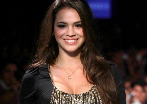 Bruna Marquezine e Jesus Luz desfilam em Goiânia