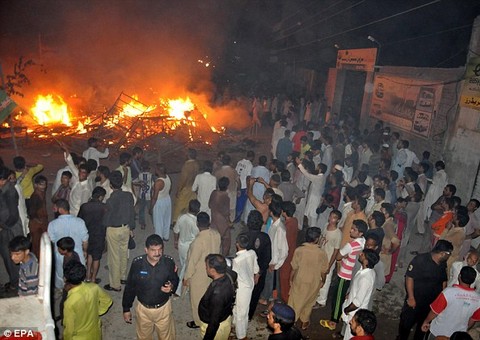 Mulher e duas netas são mortas no Paquistão por publicação no Facebook 