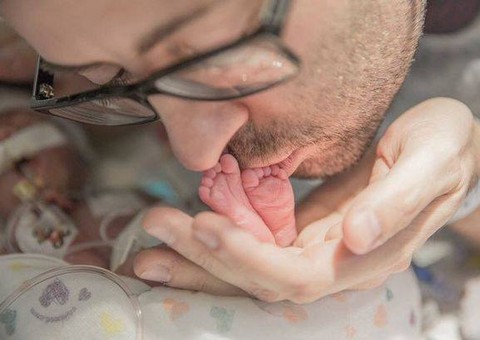 Comovente história do pai que canta para o filho na encubadora