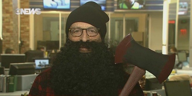 Jornalista da Globo aparece vestido de lenhador ao vivo e vira chacota